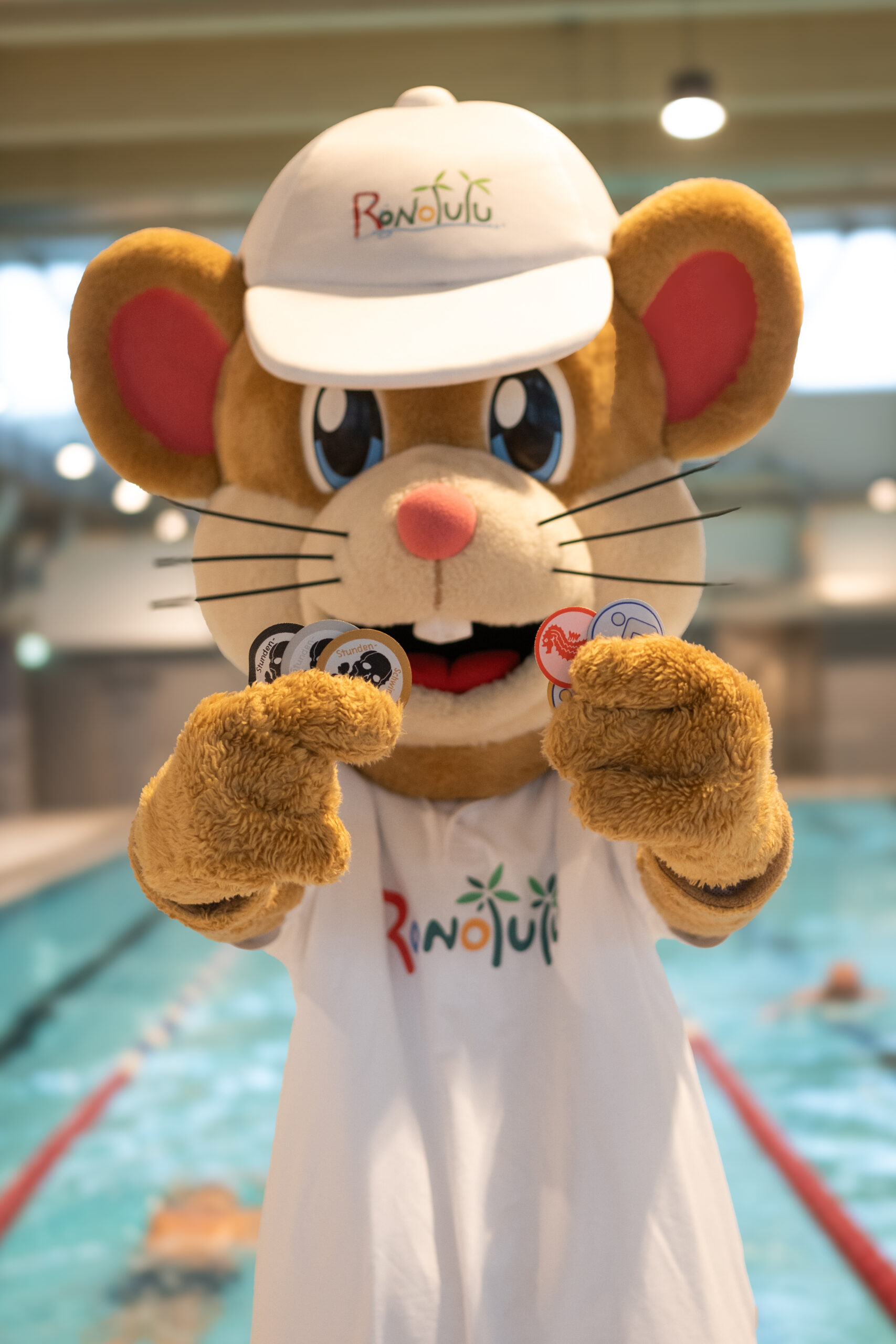 Ronny mit Schwimmabzeichen in der Hand
