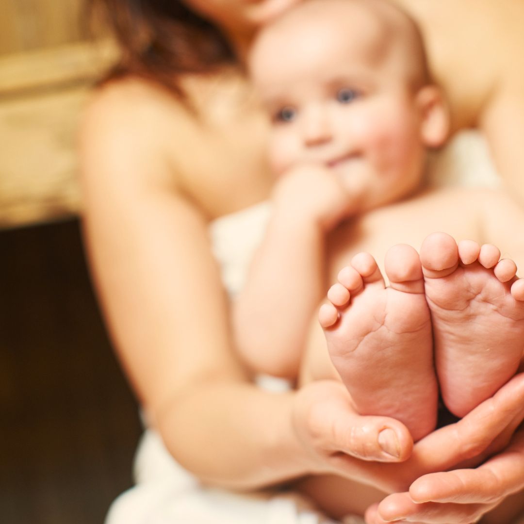 Mutter mit Baby in Sauna