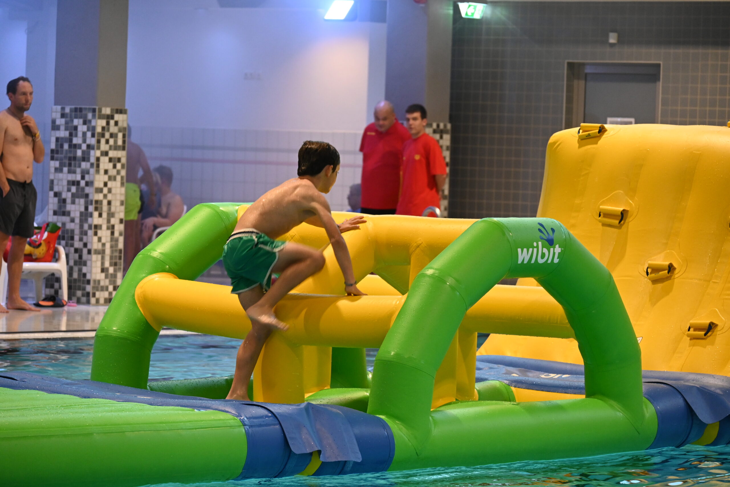 Kind auf Aquatrack im Ronolulu